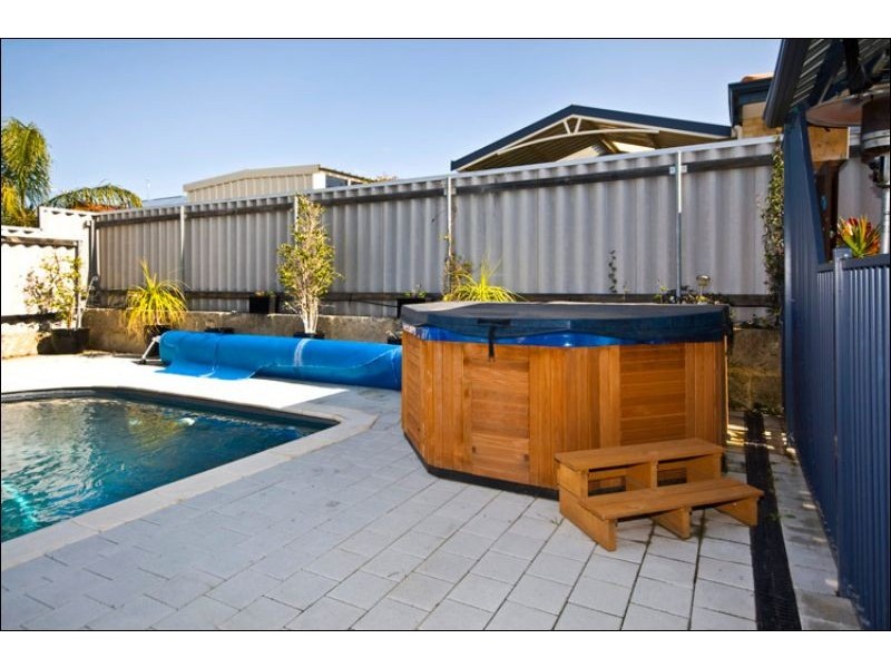 10 Coral Tree Place, Thornlie WA 6108
