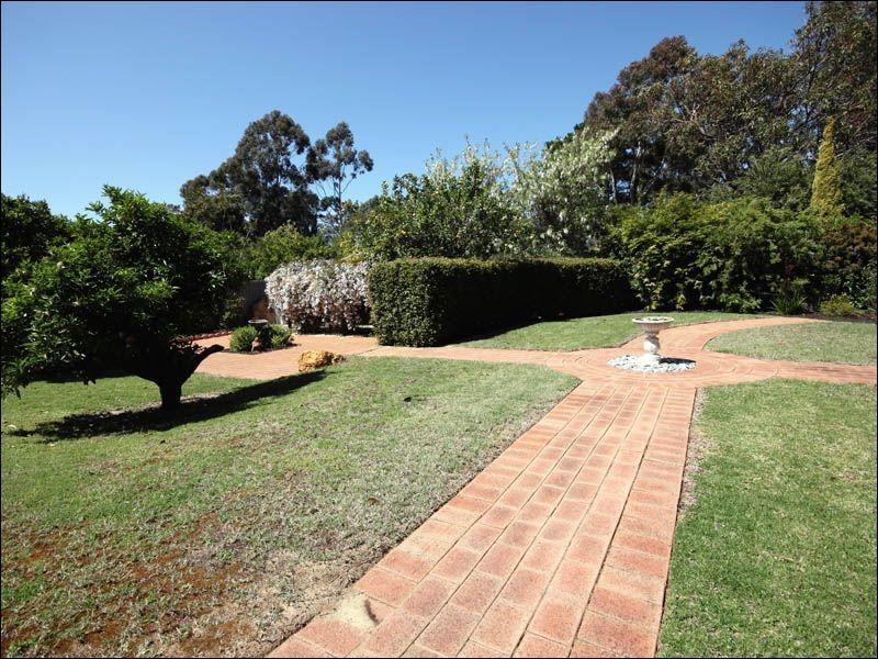 14 Broula Road, Kalamunda WA 6076