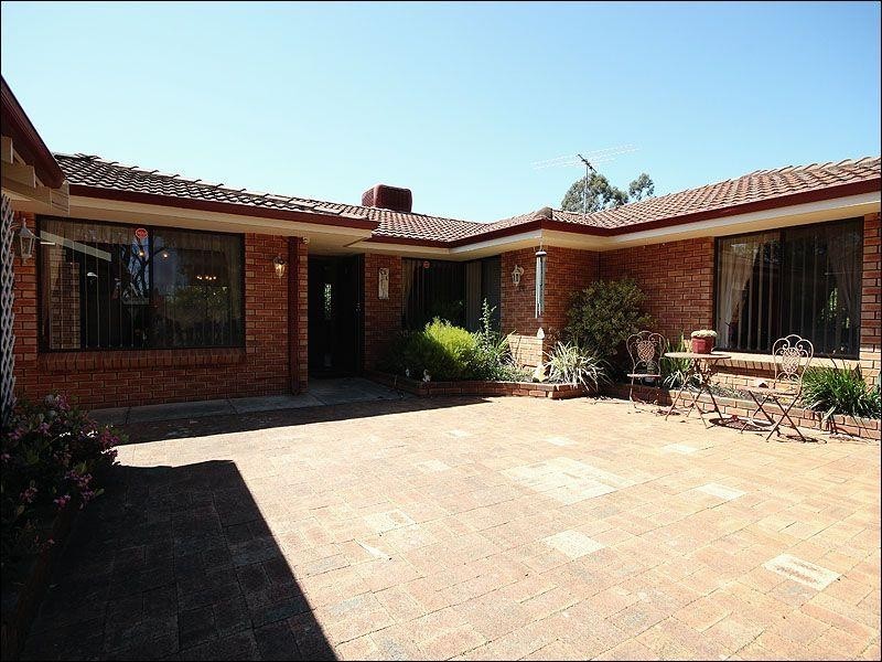 14 Broula Road, Kalamunda WA 6076