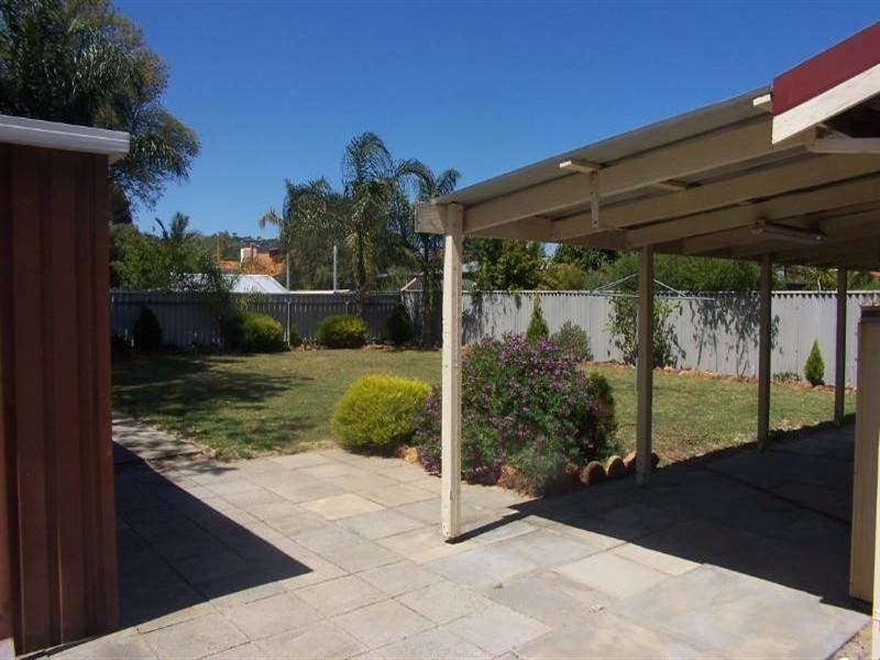 11 Northumberland Road, Forrestfield WA 6058