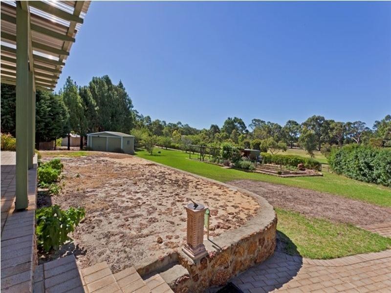 33 Carob Tree Place, Lesmurdie WA 6076