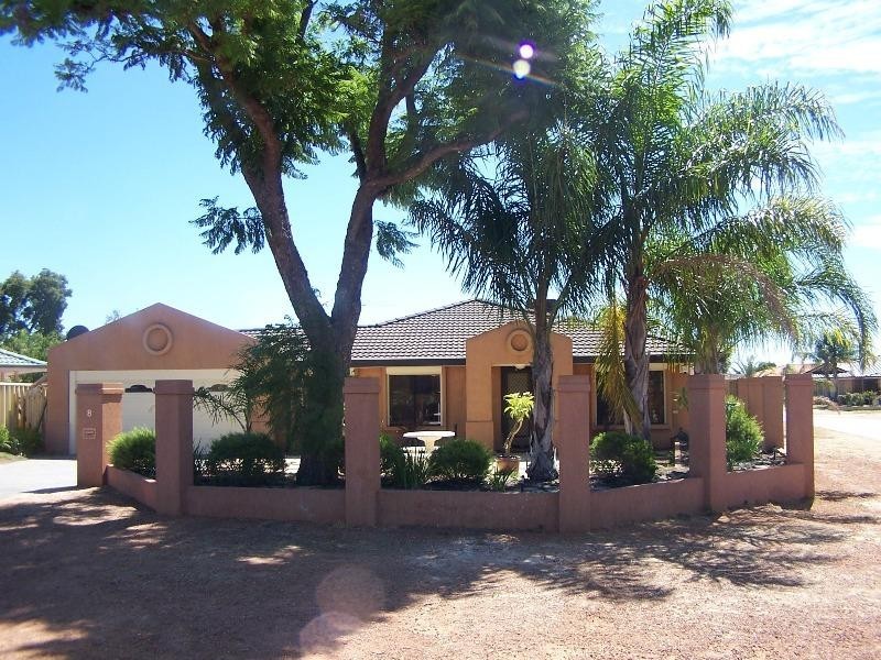 8 Tourmaline Gardens, Forrestfield WA 6058