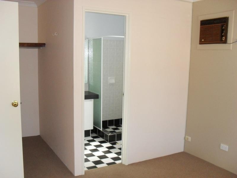 8 Tourmaline Gardens, Forrestfield WA 6058