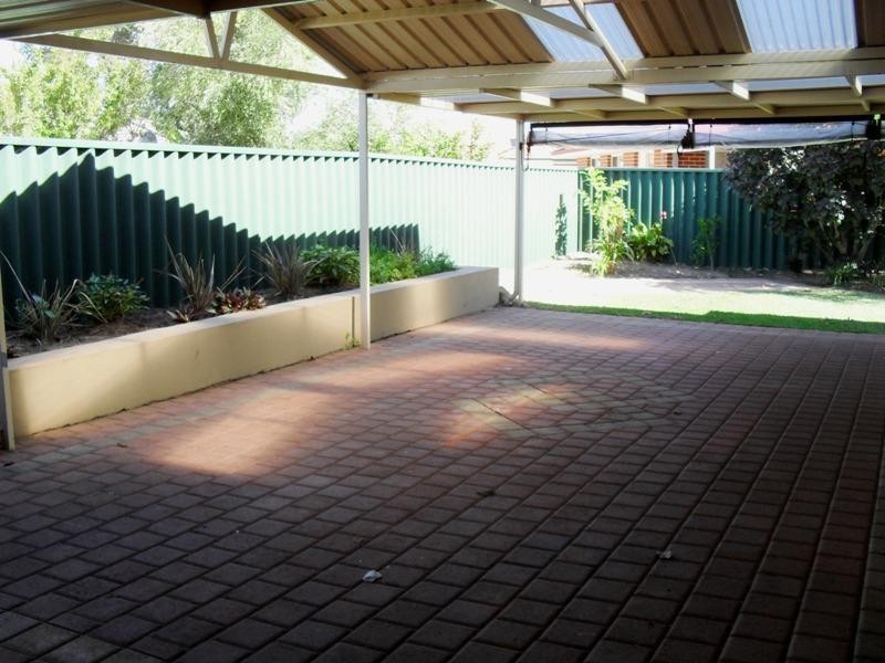 8 Tourmaline Gardens, Forrestfield WA 6058