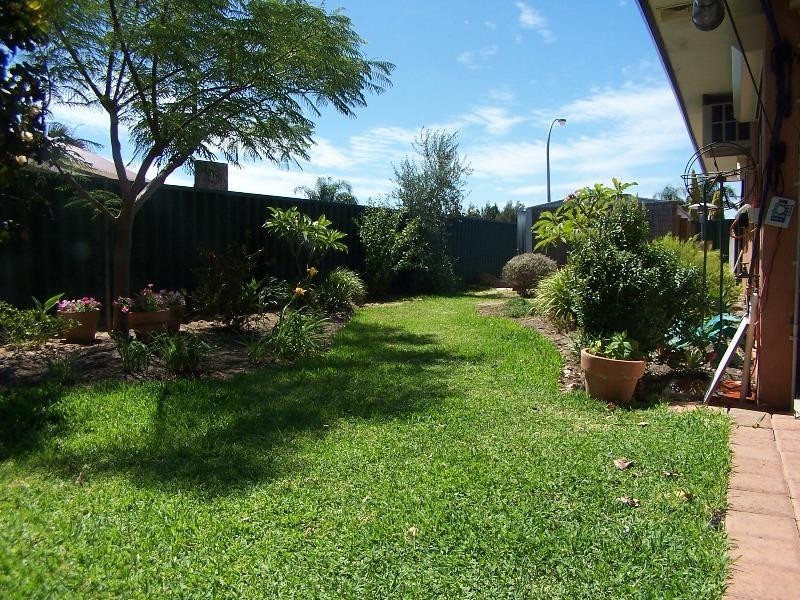 8 Tourmaline Gardens, Forrestfield WA 6058