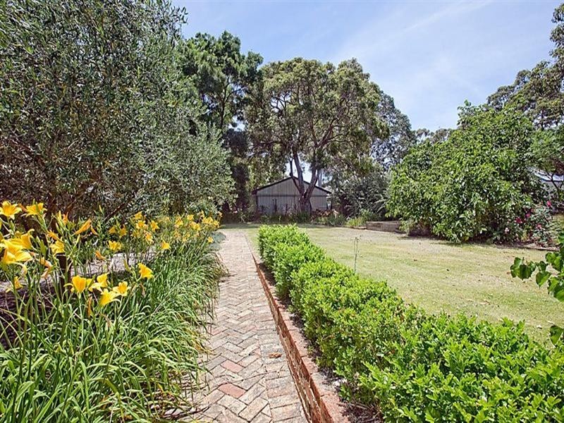 5 Seaview Terrace, Kalamunda WA 6076