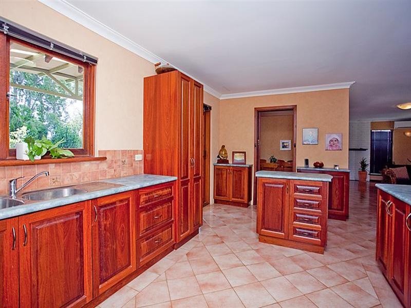 8 Cameron Close, Lesmurdie WA 6076