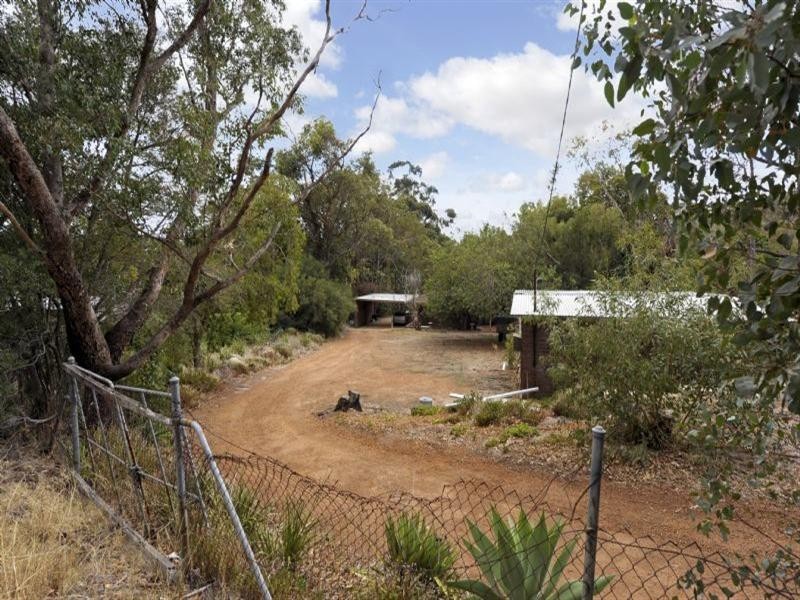 28 Carramar Drive, Kalamunda WA 6076