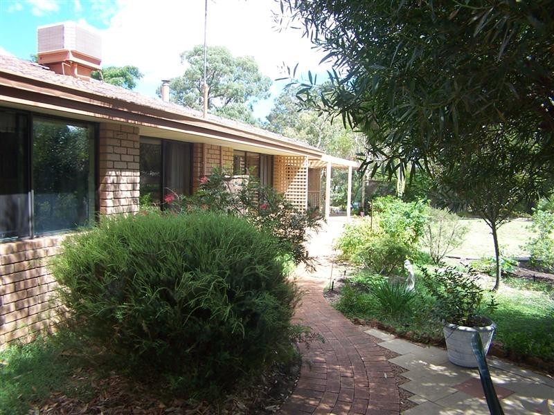 32 Robins Road, Kalamunda WA 6076