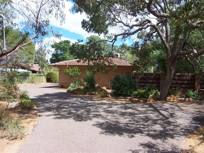 32 Robins Road, Kalamunda WA 6076