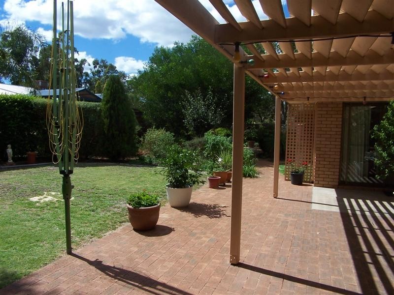 32 Robins Road, Kalamunda WA 6076