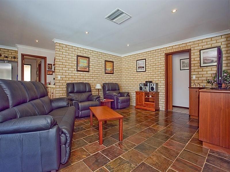 37 Warlingham Drive, Lesmurdie WA 6076