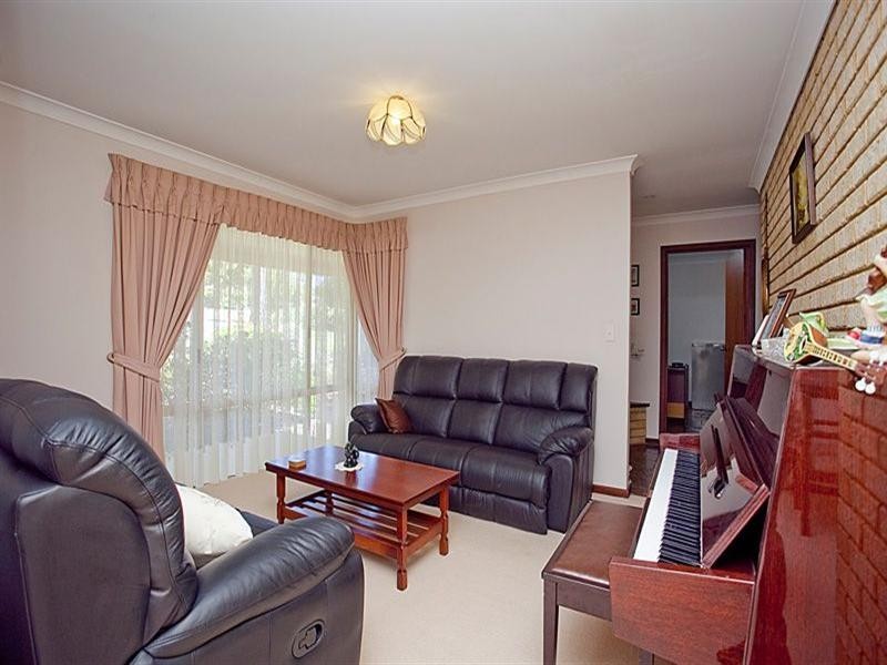 37 Warlingham Drive, Lesmurdie WA 6076