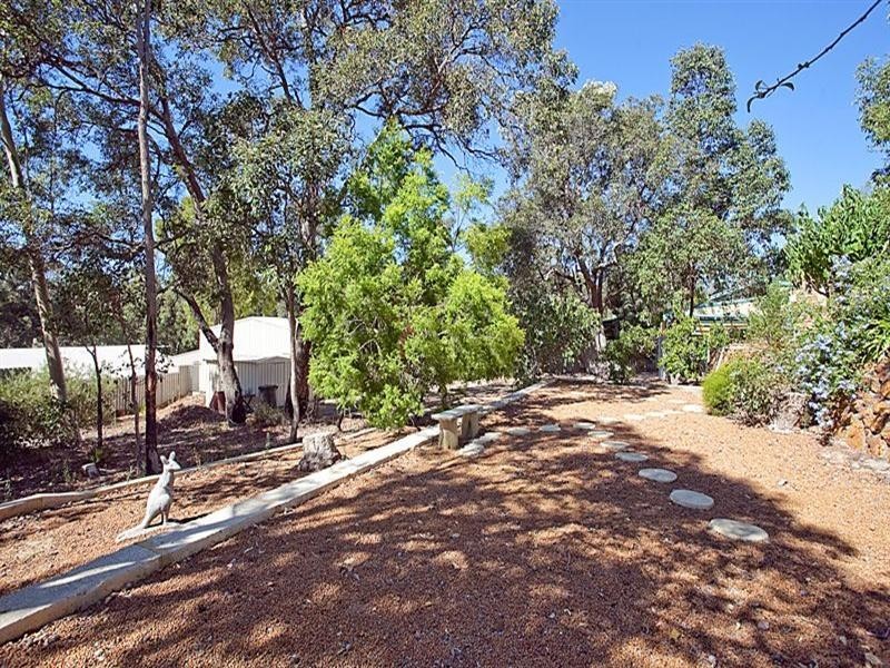 37 Warlingham Drive, Lesmurdie WA 6076