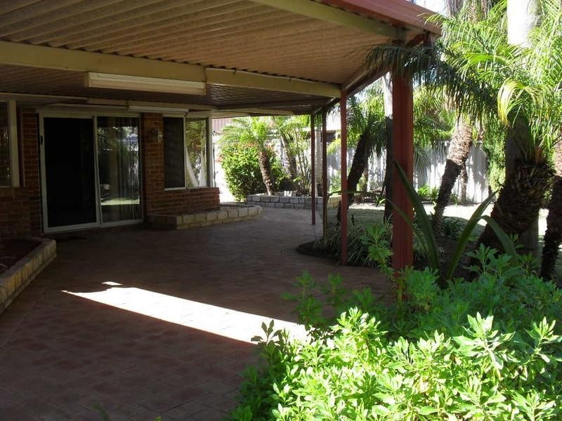 2 Kunzite Court, Forrestfield WA 6058