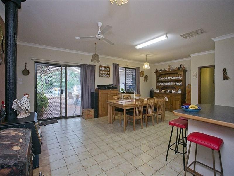 40 Robins Road, Kalamunda WA 6076