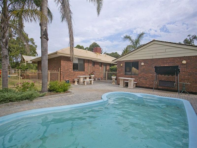 40 Robins Road, Kalamunda WA 6076