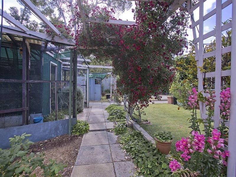 16 Landers Road, Lesmurdie WA 6076