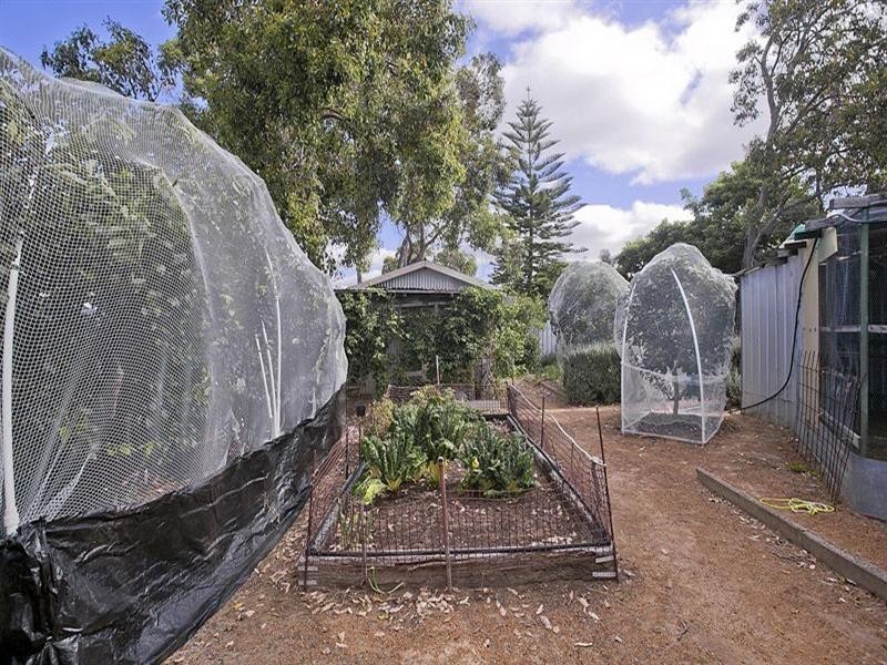 16 Landers Road, Lesmurdie WA 6076