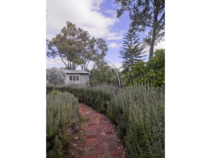 16 Landers Road, Lesmurdie WA 6076