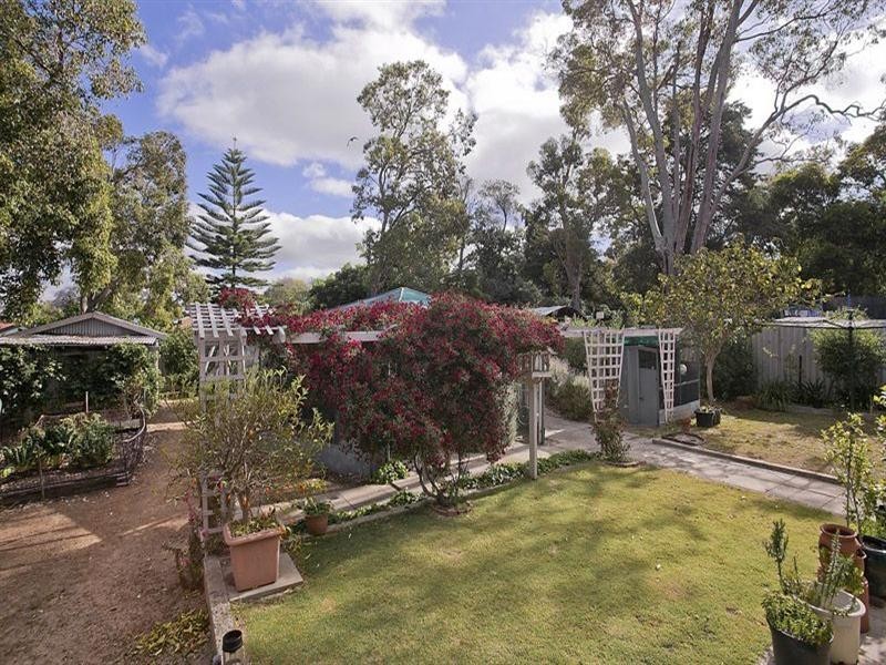 16 Landers Road, Lesmurdie WA 6076