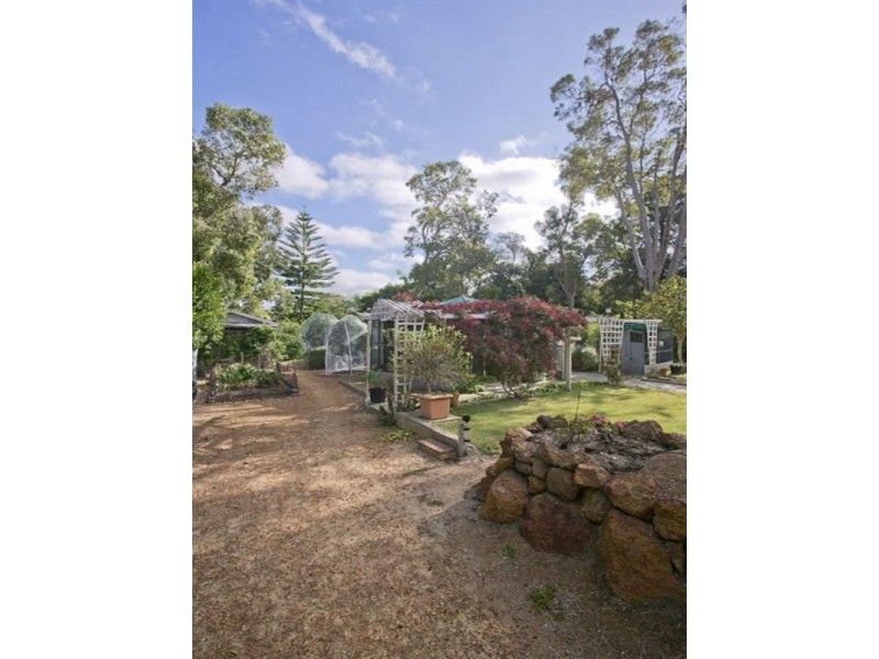 16 Landers Road, Lesmurdie WA 6076