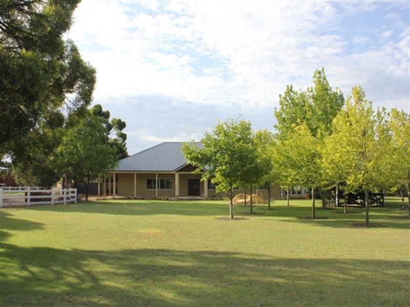 36 Victoria Road, Wattle Grove WA 6107