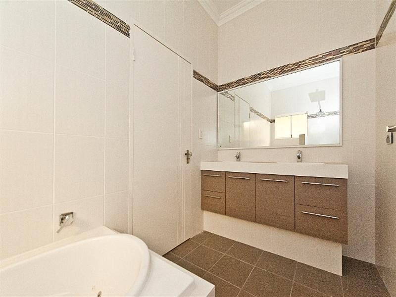 36 Victoria Road, Wattle Grove WA 6107