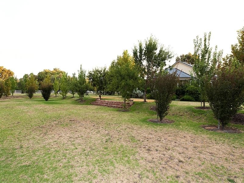36 Victoria Road, Wattle Grove WA 6107