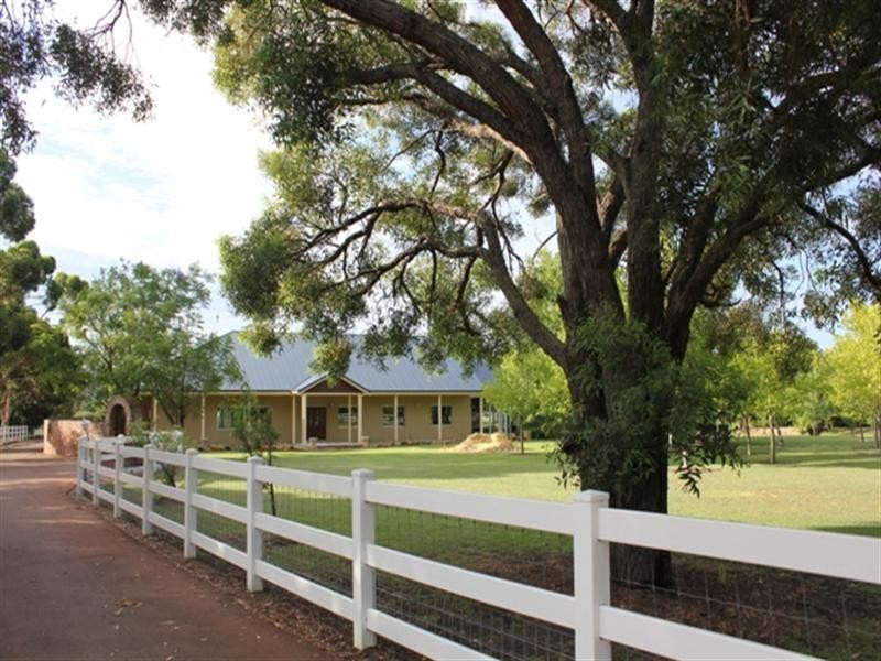 36 Victoria Road, Wattle Grove WA 6107