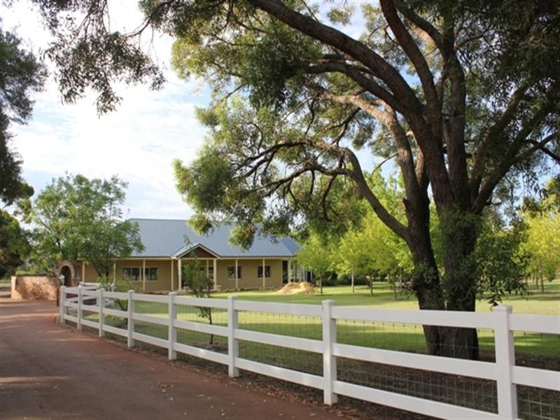 36 Victoria Road, Wattle Grove WA 6107
