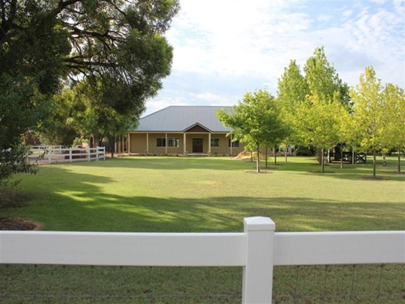 36 Victoria Road, Wattle Grove WA 6107