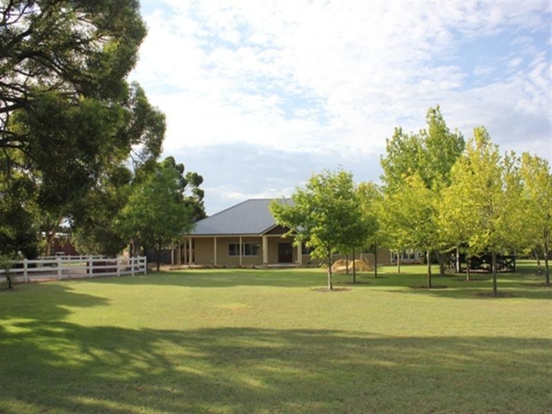 36 Victoria Road, Wattle Grove WA 6107