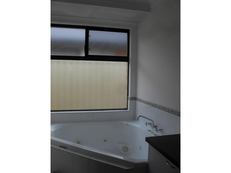 7 Burnett Street, Wattle Grove WA 6107