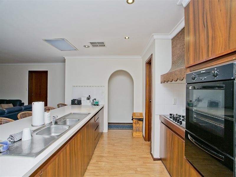 13B Rosea Close, Maida Vale WA 6057