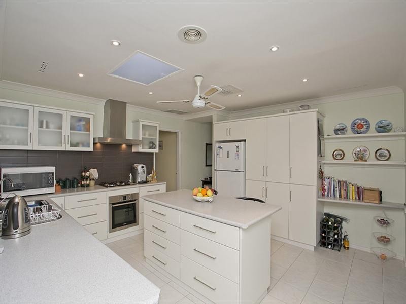 6 Camira Place, Gooseberry Hill WA 6076