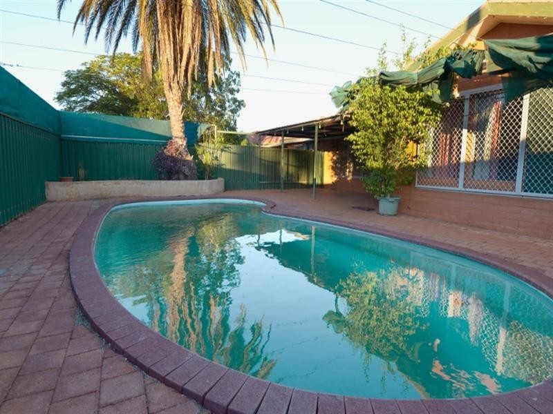 11 Murchison Crescent, Dampier WA 6713