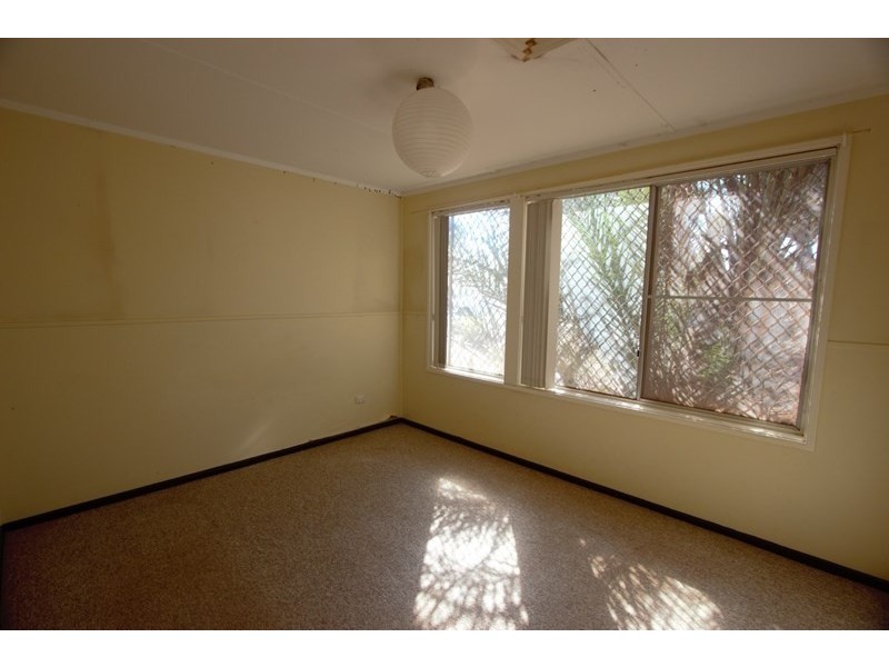 8 Hardey Crescent, Dampier WA 6713