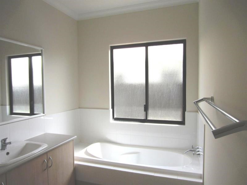 18 Bettong Bend, Baynton WA 6714