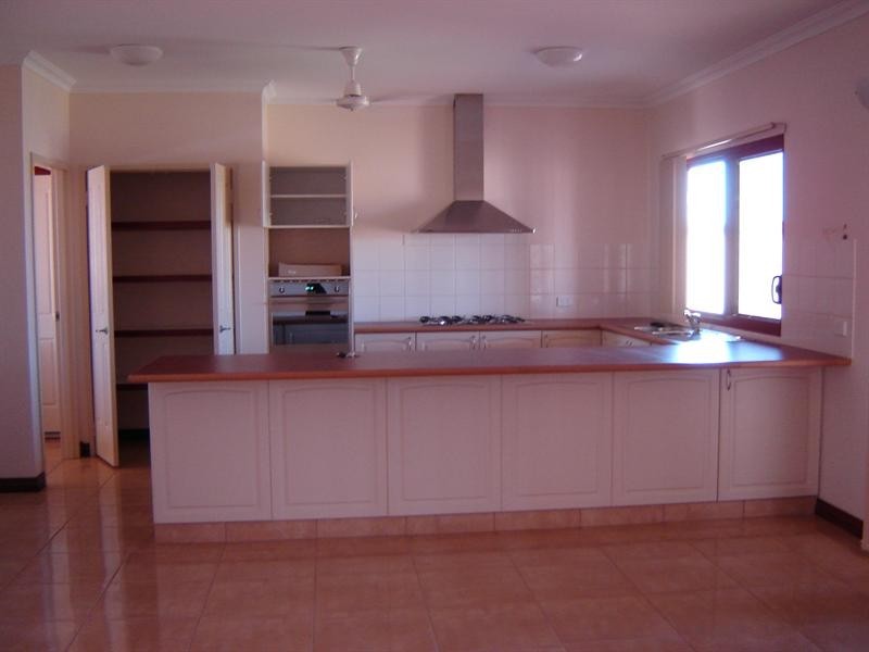 27 MacMahon Way, Baynton WA 6714