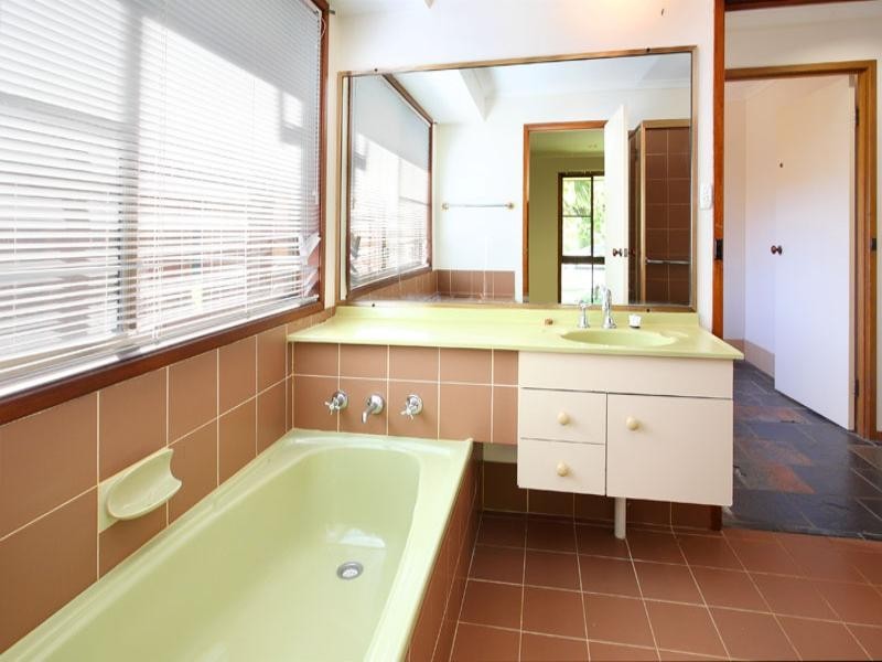 31 Greenford Street, Chapel Hill QLD 4069