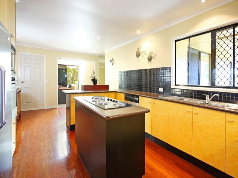 32 Chapel Hill Road, Chapel Hill QLD 4069