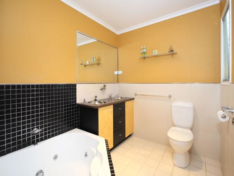 32 Chapel Hill Road, Chapel Hill QLD 4069