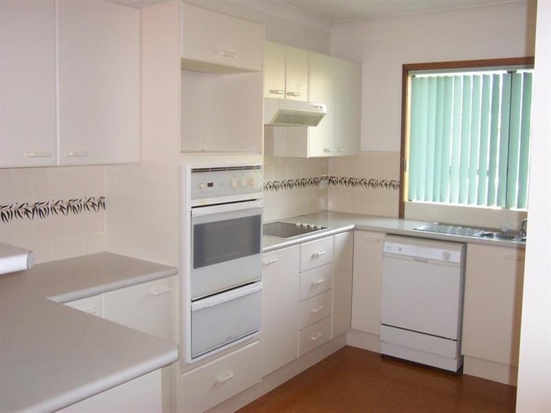 2/4 Cook Avenue, Surf Beach NSW 2536