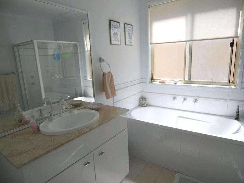 10 Batman Place, Sunshine Bay NSW 2536