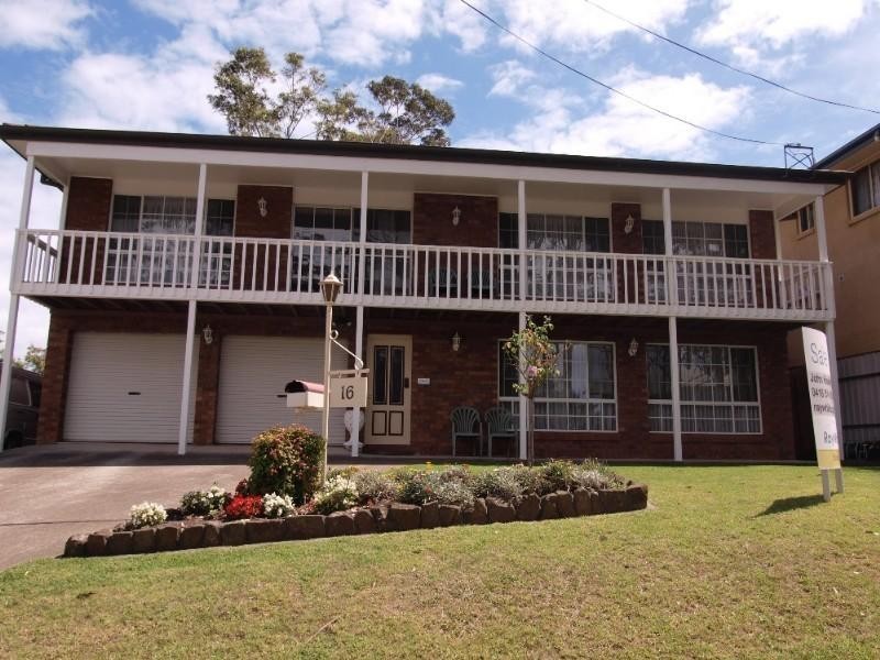 16 Bronte Crescent, Sunshine Bay NSW 2536