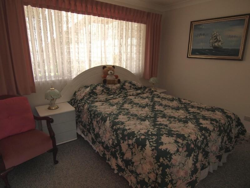 16 Bronte Crescent, Sunshine Bay NSW 2536