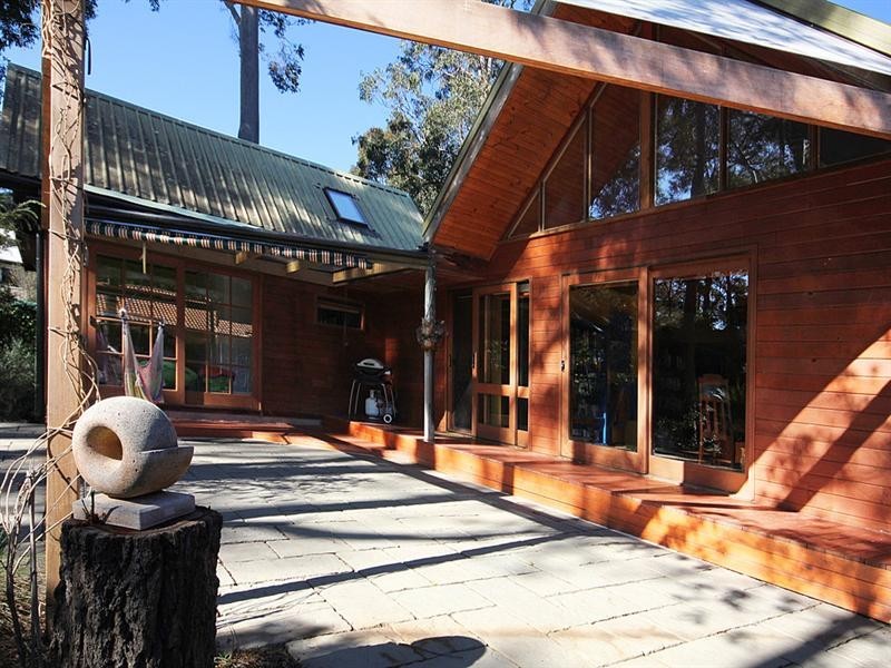 8 River Road, Mossy Point NSW 2537