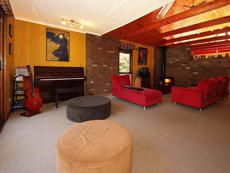 8 River Road, Mossy Point NSW 2537