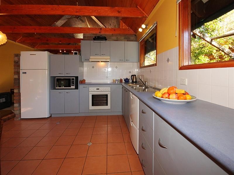 8 River Road, Mossy Point NSW 2537